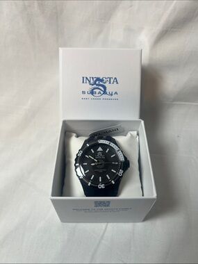 Invicta Black and Silver Dive Watch with Bold Bezel